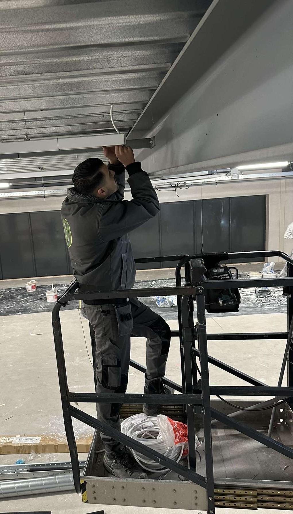 Belektra monteur aan het werk op locatie